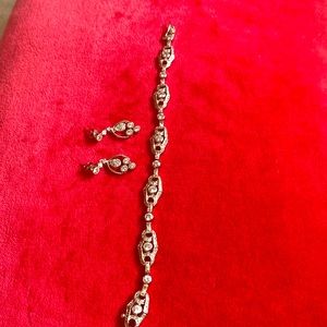 Elegant earrings and bracelet set. 925 silver with cubic zirconia stones.